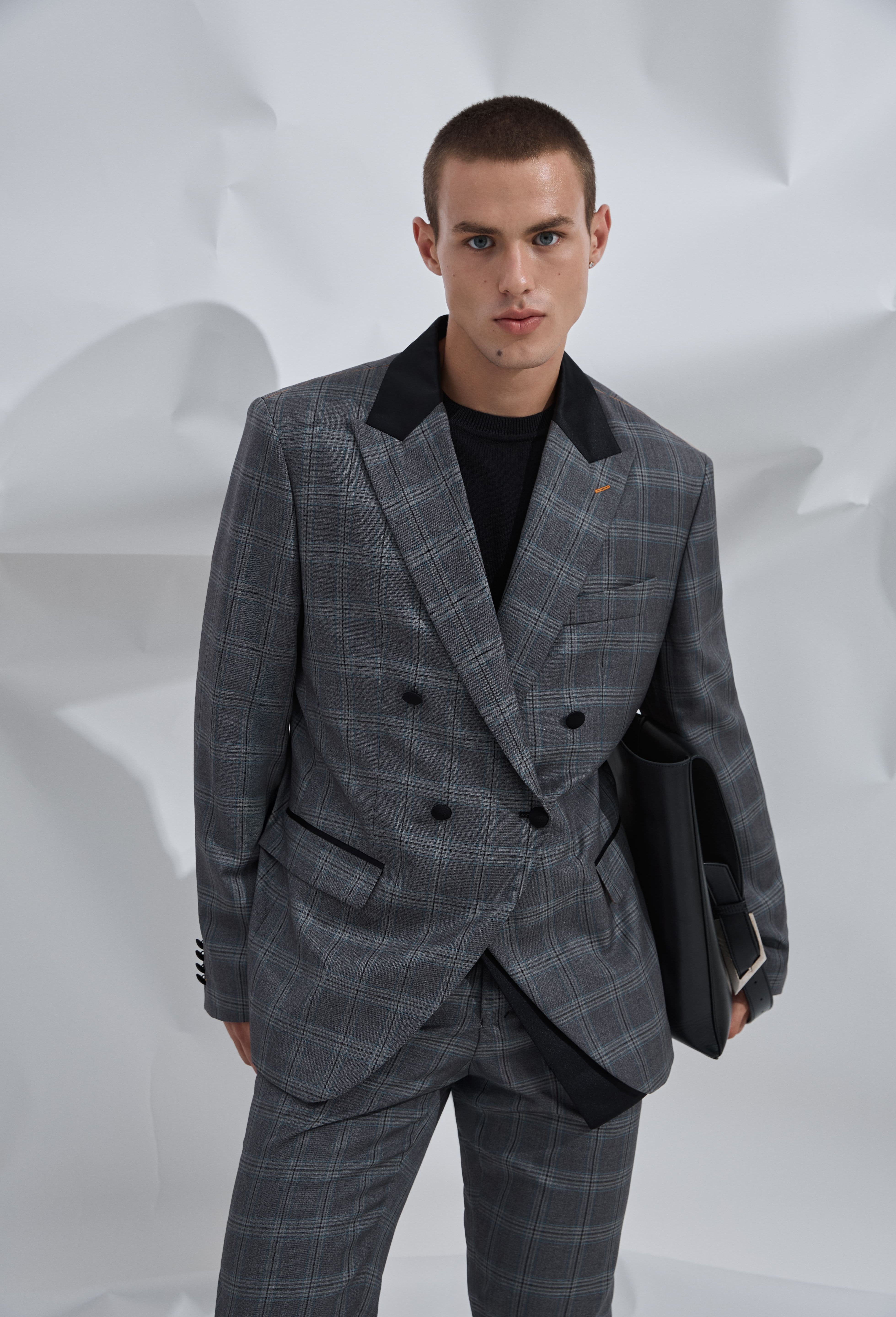 Двобортний сірий костюм-двійка в клітинку чоловічий