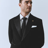 Чорний чоловічий смокінг із сатиновими лацканами