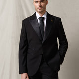 Чорний чоловічий смокінг із сатиновими лацканами