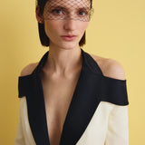 Жіночий костюм айворі із контрастними чорними лацканами