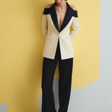 Жіночий костюм айворі із контрастними чорними лацканами