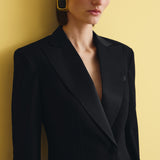 Жіночий чорний класичний костюм з приталеним піджаком