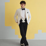 Чоловічий смокінг айворі з чорними штанами