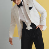 Чоловічий смокінг айворі з чорними штанами