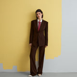 Жіночий класичний однобортний костюм-двійка коричневий