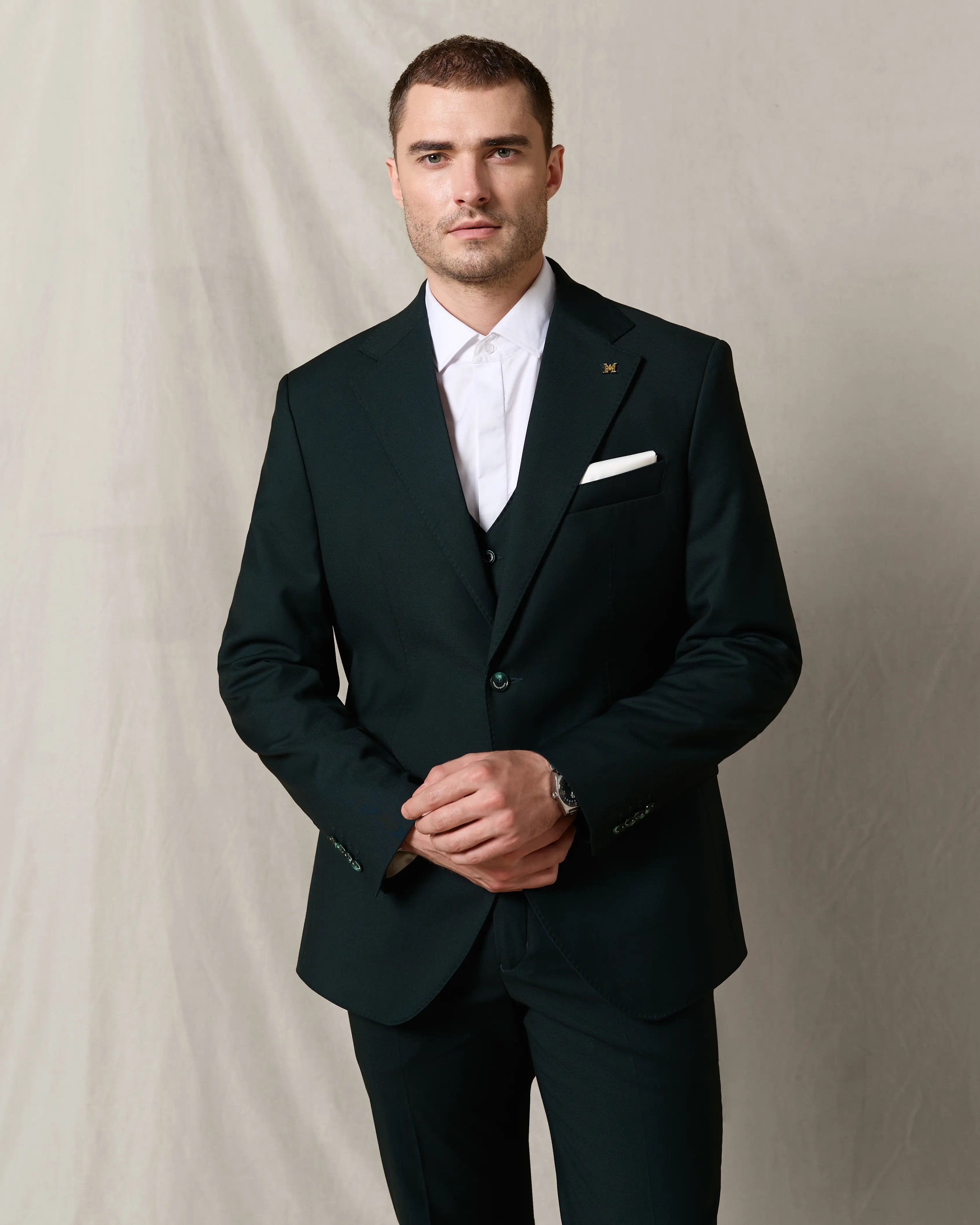 Класичний чорний однобортний костюм чоловічий